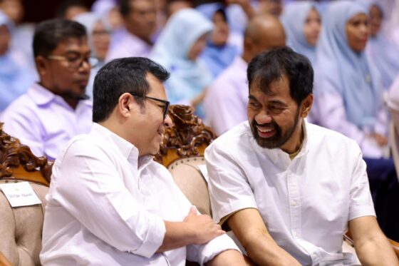 Gubernur Muzakir Manaf bersama Wamenkomdigi (Sekjen PP KAGAMA) Nezar Patria saat menghadiri pelantikan Pengurus KAGAMA Aceh periode 2025–2030 di Anjong Mon Mata, Banda Aceh, Sabtu (6/9). (Foto: Ist)