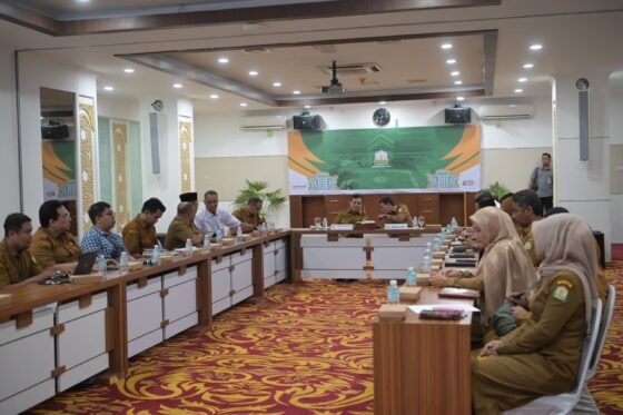 Wagub Aceh Fadhlullah didampingi Sekda Aceh M. Nasir Syamaun, mengikuti rapat koordinasi pengendalian inflasi daerah yang digelar secara daring di Ruang Potensi Daerah Kantor Gubernur Aceh, Senin (8/9). (Foto: Ist)