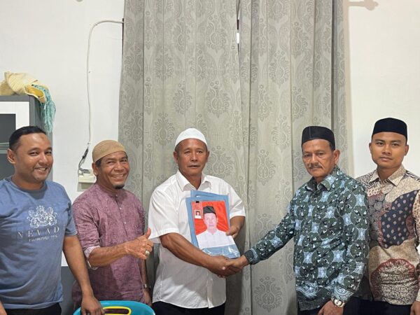 Hasyim S mendaftar sebagai bakal calon Keuchik Gampong Garot, Kecamatan Darul Imarah, Aceh Besar, Ahad (7/9). (Foto: Ist)