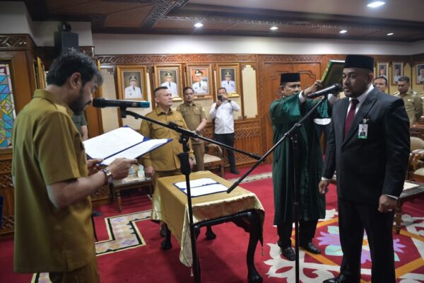 Gubernur Muzakir Manaf atau Mualem melantik Fadhil Ilyas sebagai Direktur Utama Bank Aceh Syariah periode 2025–2029 di ruang kerja Gubernur, Senin (8/9). (Foto: Ist)