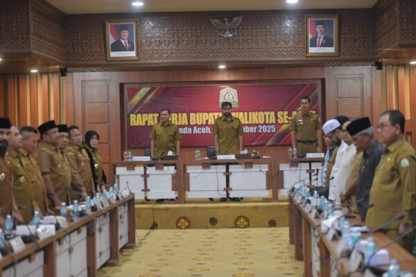 Gubernur Aceh Muzakir Manaf (Mualem) memimpin Rapat Kerja Bupati dan Wali Kota se-Aceh tahun 2025 di Gedung Serbaguna Kantor Gubernur Aceh, Senin (8/9).