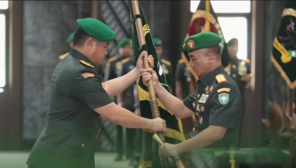 KSAD Jenderal TNI Maruli Simanjuntak memimpin serah terima jabatan Pangdam Iskandar Muda dari Mayjen TNI Niko Fahrizal kepada Mayjen TNI Joko Hadi Susilo di Markas Besar Angkatan Darat (Mabesad), Jakarta, Senin (8/9). (Foto: Ist)