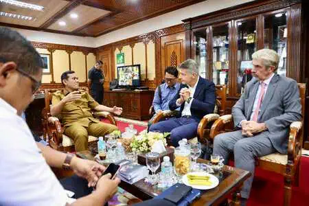 Wagub Aceh Fadhlullah menerima kunjungan Duta Besar Uni Eropa untuk Indonesia Denis Chaibi bersama Minister Counsellor/Parliamentary Affairs, Antoine Ripoll, di Kantor Gubernur Aceh, Selasa (9/9). (Foto: Ist)