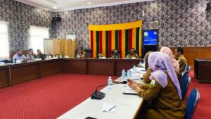 Badan BMA dan Dinas Sosial Aceh membahas isu terkait perwalian sebagai salah satu masukan menyusun Ranpergub Pengawasan Perwalian di aula kantor Dinas Sosial Aceh, Selasa (9/9).