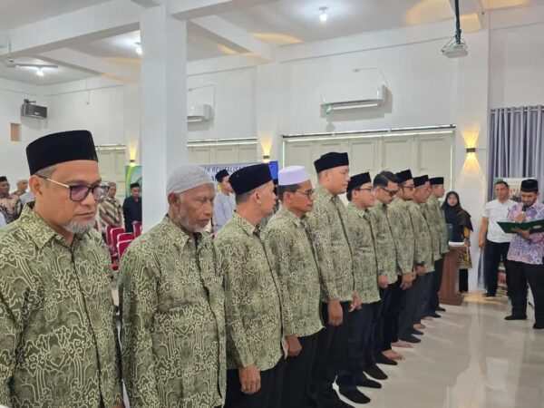 Ketua BWI Aceh Prof Dr Fauzi Saleh MA melantik Pengurus BWI Kabupaten Aceh Besar periode 2025 -2028 di aula Pondok Pesantren Al Manar Cot Irie, Krueng Barona Jaya, Rabu (10/9/2025). (Foto: Ist)