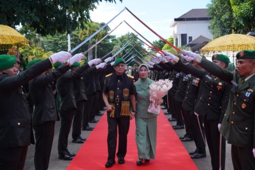 Tradisi pedang pora pelepasan atau pengantar tugas Mayjen TNI Niko Fahrizal di Makodam IM Banda Aceh, Kamis siang (11/9). (Foto: Ist)