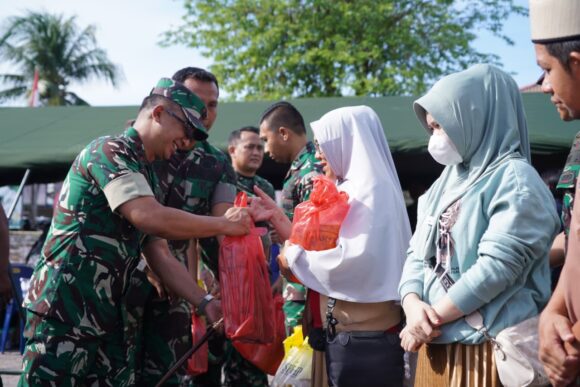 Pangdam IM Mayjen TNI Joko Hadi Susilo menyerahkan bahan pokok pada Pasar Murah (GPM) di halaman Masjid Baitus Shalihin, Gampong Ceurih, Kecamatan Ulee Kareng, Banda Aceh, Jum'at (12/9). (Foto: Ist)