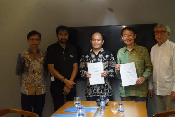 Gubernur Muzakir Manaf menyaksikan penandatanganan kerja sama PT PCI dengan BUMN Tiongkok (MCC15) yang membangun fasilitas tambang dan smelter di Aceh, di Kantor PT PCI, Tangerang, Banten, Jum'at, 12 September 2025. (Foto: Ist)