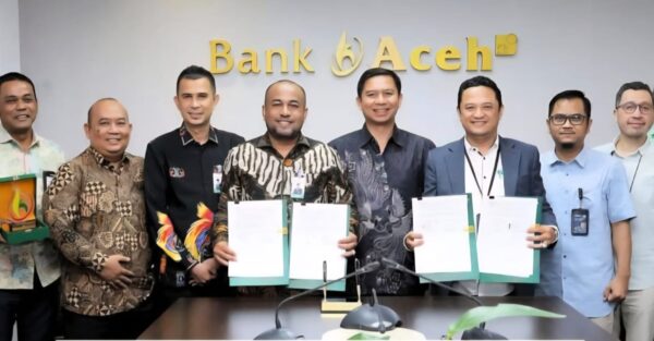 Bank Aceh Syariah menandatangani kerja sama dengan PT Pos terkait layanan pembayaran Pajak Kendaraan Bermotor serta SWDKLLAJ, termasuk opsen dan denda, Kamis (11/9). (Foto: Ist)