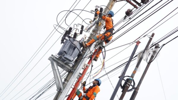 Keluhan warga Desa Lhok Awe, Kecamatan Kota Juang, Bireuen terkait turunnya kualitas listrik langsung direspons PT PLN UID Aceh. (Foto: Ist)