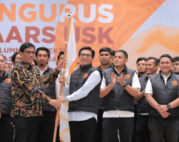 Irwansyah ST dilantik sebagai Ketua Umum Ikatan Alumni Arsitektur Universitas Syiah Kuala (IKAARS) periode 2025–2029 oleh Gubernur Aceh diwakili Asisten III Setda Aceh Muhammad Diwarsyah, Jum'at malam (12/9). (Foto: Ist)