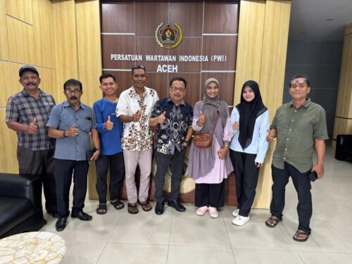 Panitia Pelatihan Jurnalistik Tingkat Nasional (PJTLN) untuk anggota Lembaga Pers Mahasiswa (LPM) saat audiensi dengan bersama Pengurus PWI Aceh, Sabtu (13/9). (Foto: Dok. PWI Aceh)