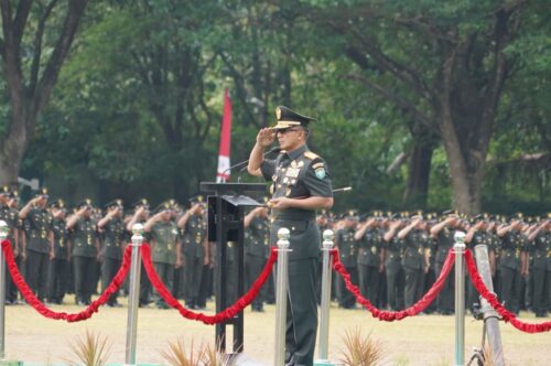 Pangdam IM Mayjen TNI Joko Hadi Susilo, memimpin upacara penutupan Pendidikan Pertama Tamtama Infanteri TNI AD Gelombang II Tahun 2025 di Lapangan Rindam Iskandar Muda, Aceh Besar, Sabtu (13/9). (Foto: Ist)
