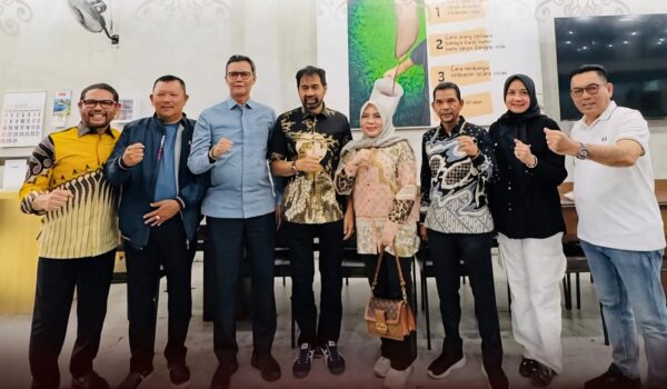 Forbes Anggota DPR/DPD RI asal Aceh menggelar pertemuan dengan Gubernur Aceh, Muzakir Manaf (Mualem), Kamis malam (11/9) di Jakarta. (Foto: Ist)