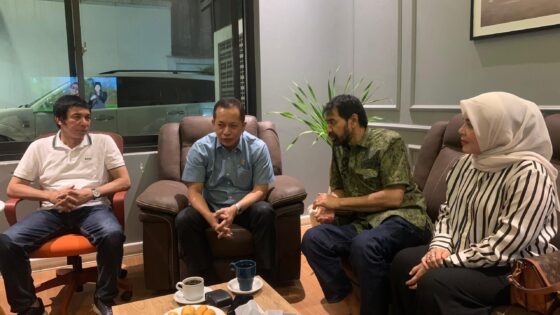 Gubernur Aceh Muzakir Manaf atau Mualem didampingi istrinya, Salmawati menyambangi Menteri Koperasi Ferry Juliantono di Jakarta, Ahad (14/9). (Foto: Ist)