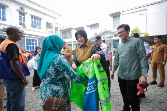 Wali Kota Banda Aceh, Illiza Sa’aduddin Djamal, secara simbolis menyerahkan atribut baru kepada perwakilan juru parkir (jukir) resmi di halaman kantor Dishub Banda Aceh. Atribut ini berupa rompi, topi, badge nama, hingga sepatu yang bertujuan untuk membedakan jukir resmi dari yang ilegal.
