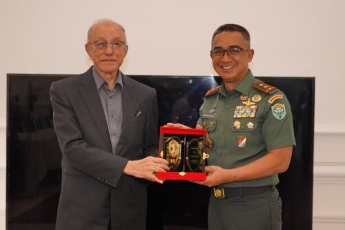 Pangdam IM Mayjen TNI Joko Hadi Susilo menemui Wali Nanggroe Aceh Malik Mahmud Al Haythar di Meuligoe Wali Nanggroe, Gampong Lamblang Mayang, Kecamatan Darul Imarah, Aceh Besar, Senin (15/9). (Foto: Ist)