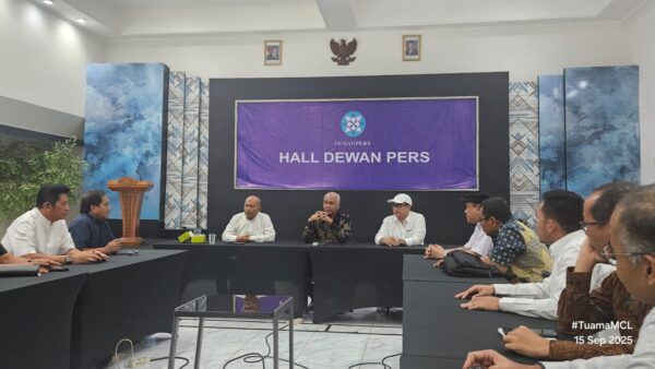 Ketua Umum PWI Pusat Akhmad Munir mengumumkan pengurus lengkap PWI Pusat periode 2025-2030, Senin (15/9/2025). (Foto: Dok. PWI PUSAT)