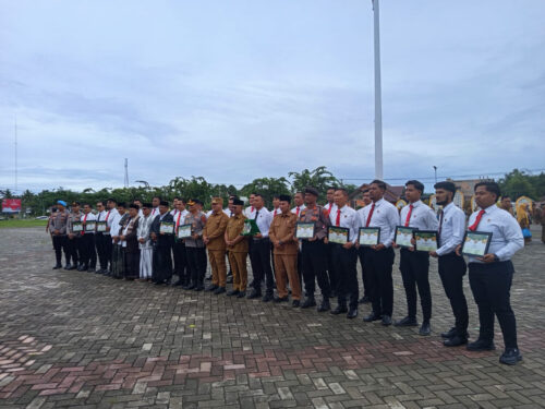 Bupati Aceh Utara, Ismail A. Jalil atau Ayahwa menyerahkan penghargaan kepada personel Polres Aceh Utara atas prestasi mengungkap liran sesat kelompok Millah Abraham.