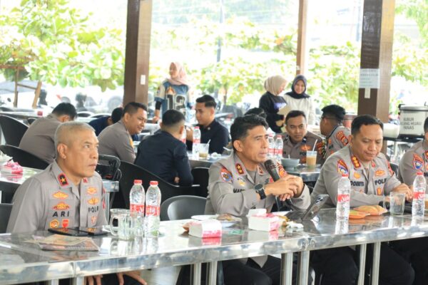 Kapolda Aceh Irjen Pol Marzuki Ali Basyah didampingi Wakapolda saat berdiskusi dengan komunitas pengusaha kopi dan warkop di Sentra Kopi Batoh, Banda Aceh, Senin (15/9). (Foto: Ist)