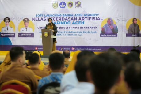 Wali Kota Banda Aceh Illiza Sa’aduddin Djamal membuka program AI Goes to School untuk guru SMP se-Kota Banda Aceh di Aula Tekkomdik, Senin (15/9/2025).