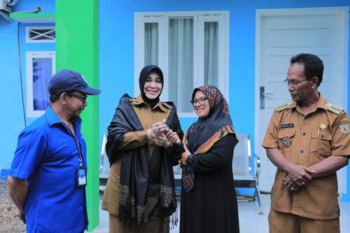 Wali Kota Banda Aceh Illiza Sa’aduddin Djamal menyerahkan kunci rumah bantuan kepada Asriani (44), warga kurang mampu di Gampong Alue Deah Teungoh, Kecamatan Meuraxa, Senin (15/9/2025).