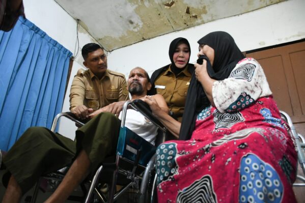 Wali Kota Banda Aceh, Illiza Sa’aduddin Djamal, menyerahkan langsung bantuan kursi roda untuk dua warga lanjut usia (lansia) di Gampong Peuniti, Kecamatan Baiturrahman, Senin (15/9/2025).