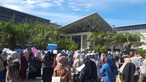 Ratusan tenaga kesehatan (nakes) RSUDZA Banda Aceh, Kamis pagi (18/9), melakukan aksi mogok kerja dan berkumpul di halaman rumah sakit. (Foto: Ist)