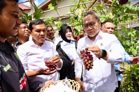 Menko Bidang Pangan, Zulkifli Hasan (Zulhas), meninjau Koperasi Desa Merah Putih (KDMP) di Gampong Geuceu Komplek, Kecamatan Banda Raya, Banda Aceh, Kamis (18/9). (Foto: Ist)