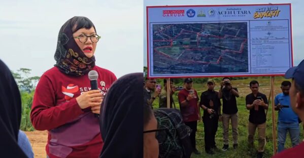 Wamen Dikti Saintek Prof Stella Christie PhD meninjau lokasi rencana pembangunan sekolah SMA Unggul Garuda di Aceh Utara, Kamis, 18 September 2025. (Foto: Ist)