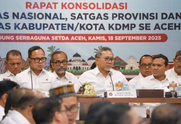 Menko Pangan Zulkifli Hasan (Zulhas) saat menghadiri rapat konsolidasi Satgas Nasional, Provinsi dan Kabupaten/Kota Kopdes Merah Putih se-Aceh, di Gedung Serbaguna Kantor Gubernur Aceh, Kamis (18/9). (Foto: Ist)