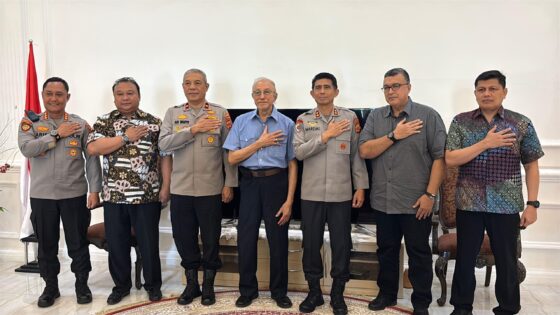 Kapolda Aceh Irjen Pol Marzuki Ali Basyah dan Wakapolda Brigjen Pol Ari Wahyu Widodo melaksanakan silaturahmi dengan Wali Nanggroe Aceh Malik Mahmud Al Haytar di Meuligoe, Lampenerut, Aceh Besar, Jum'at (19/9). (Foto: Ist)