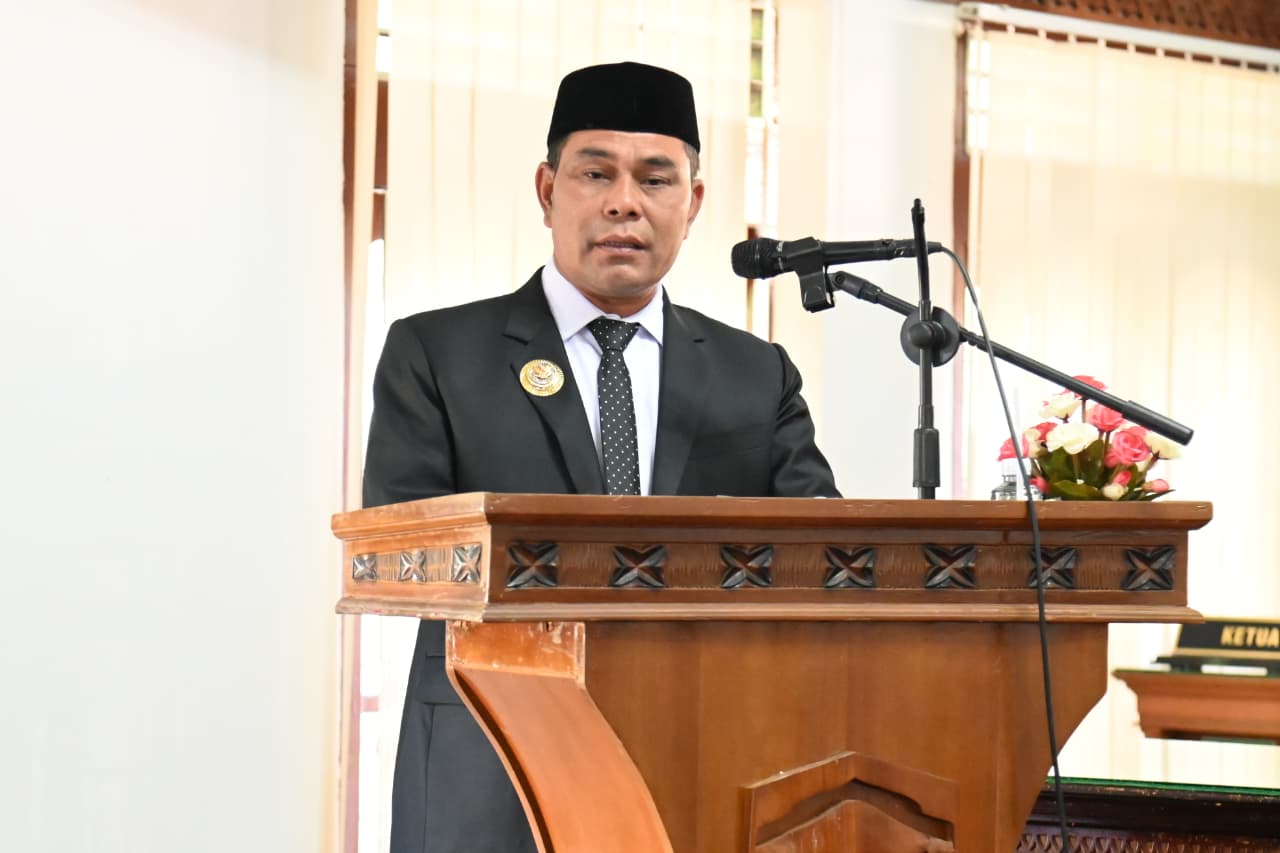 Bupati Aceh Besar Muharram Idris (Syech Muharram) saat memaparkan capaian pembangunan dalam rapat paripurna DPRK Aceh Besar, Jum'at (19/9) Kota Jantho. (Foto: Ist)