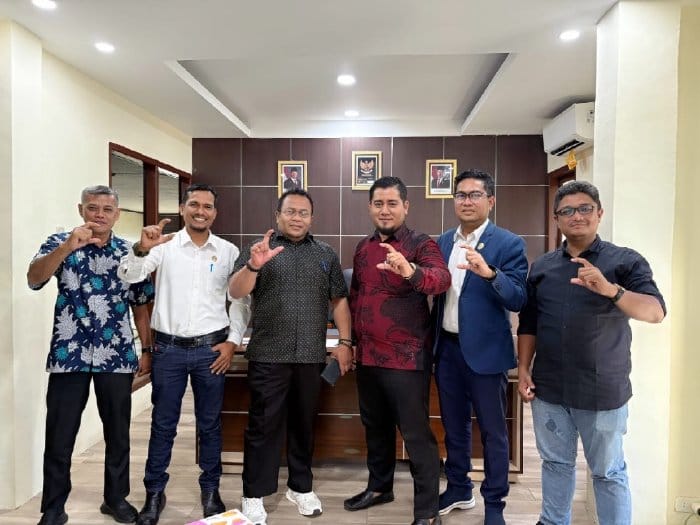Wali Kota Sabang, Zulkifli H Adam menegaskan komitmen keterbukaan informasi publik saat audiensi ke kantor Komisi Informasi Aceh (KIA), di Banda Aceh, Jum'at (19/9). (Foto: Ist)