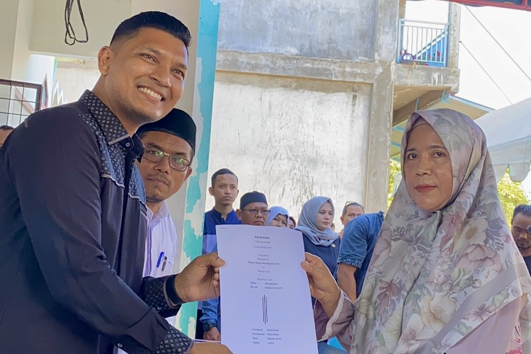 Wakil Wali Kota Banda Aceh Afdhal Khalilullah saat penerimaan berkas bantuan modal usaha di Kantor Baitul Mal Kota Banda Aceh, Gampong Keudah, Kecamatan Kutaraja, Jum'at (19/9). (Foto: Ist)