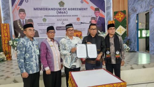 Kepala UPT Pusat Bahasa UIN Ar-Raniry T Murdani PhD bersama Kepala MAN 1 Aceh Barat Faisal MPd teken MoA di aula MAN 1 Aceh Barat, Jum'at (19/9). Turut disaksikan Rektor UIN Ar-Raniry, Prof Mujiburrahman dan Kepala Kankemenag Aceh Barat Abrar Zym. (Foto: Ist)