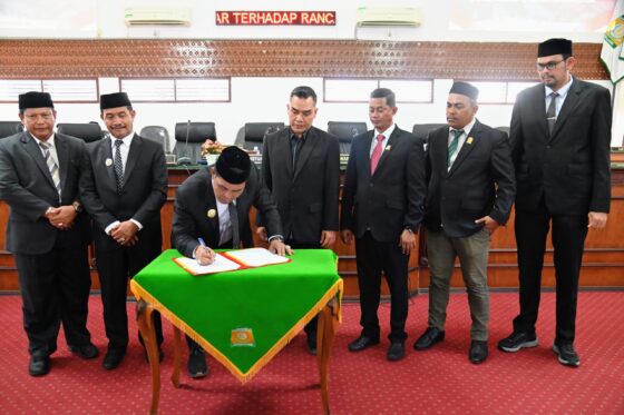 Bupati Aceh Besar Muharram Idris menandatangani berita acara penetapan Rancangan Qanun Aceh Besar tentang RPJMD 2025-2029, di Ruang Rapat Paripurna DPRK Aceh Besar, Jantho, Jum'at (19/9).