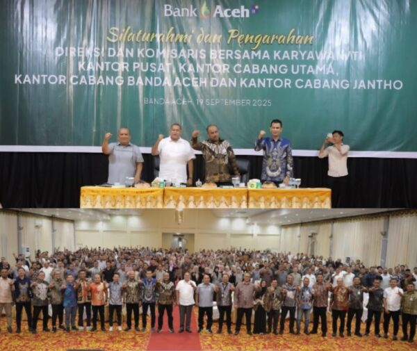 Dirut Bank Aceh Syariah, Fadhil Ilyas bertatap muka dengan ratusan karyawan dalam kegiatan Silaturahmi dan Pengarahan Direksi dan Komisaris di Banda Aceh, Jum'at malam (19/9). (Foto: Ist)