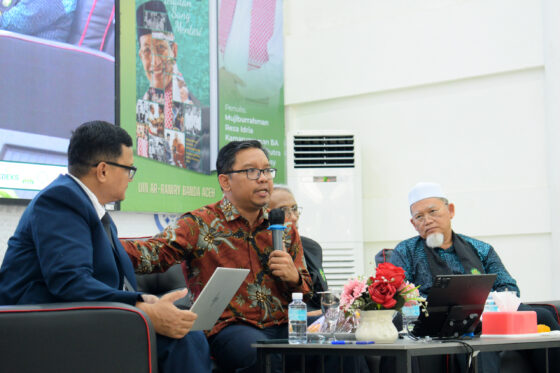 Pemakalah memaparkan peapernya pada konferensi internasional AISZAWA di Auditorium Prof Ali Hasjmy UIN Ar-Raniry Banda Aceh, 18–19 September 2025. (Foto: Ist)