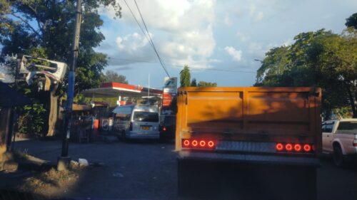 Antrian panjang kendaraan di depan SPBU di Banda Aceh menyebabkan kemacetan arus lalu lintas, Senin (22/9). (Foto: Ist)
