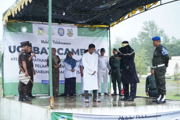 Warga Aceh Besar berinisial ZF menjalani eksekusi cambuk di halaman Masjid Al-Munawwarah, Kota Jantho, Senin (22/9), setelah terbukti bersalah melakukan jarimah maisir atau judian online. (Foto: Ist)