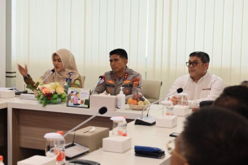 Kapolda Aceh Irjen Pol Marzuki Ali Basyah saat melakukan kunjungan ke RSUDZA Banda Aceh, Selasa, 23 September 2025. (Foto: Ist)
