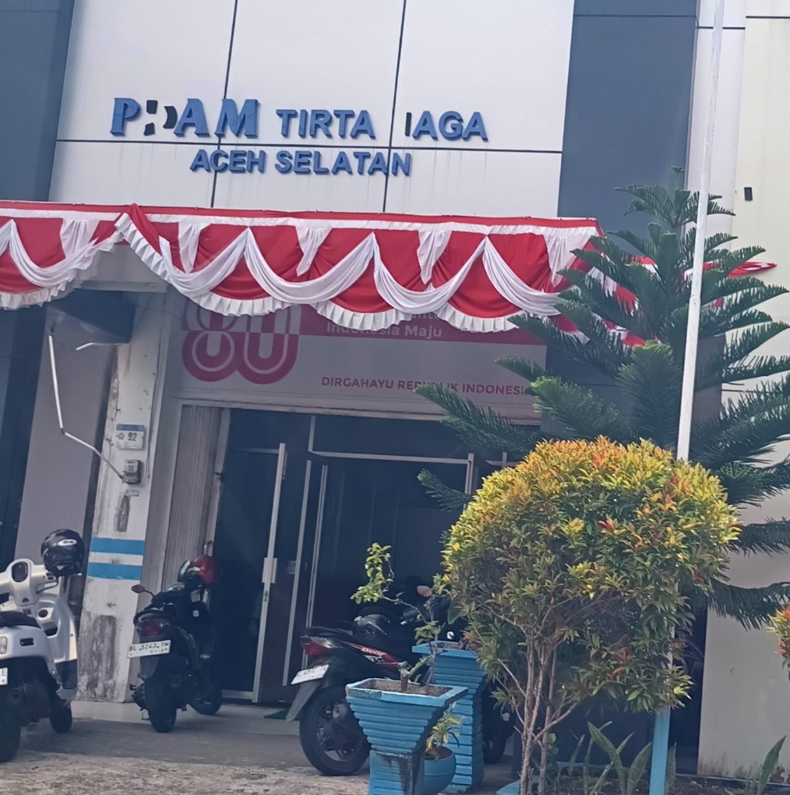 Warga mendesak Bupati Aceh Selatan copot Direktur PDAM Tirta Naga akibat air bersih sering macet