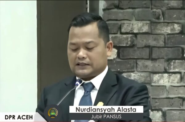 Juru Bicara Pansus Mineral, Batubara, Minyak dan Gas, drh. Nurdiansyah Alasta, saat menyampaikan laporan pansus di gedung DPRA, Kamis (25/9). (Foto: Ist)