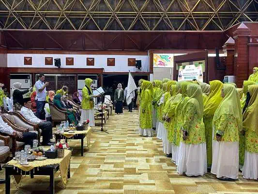Pengurus Wilayah Fahmi Ummi Provinsi Aceh periode 2025–2030 resmi dilantik bersama pengurus daerah kabupaten/kota se-Aceh di Anjong Mon Mata, Pendopo Gubernur Aceh, Sabtu (27/9). (Foto: Ist)