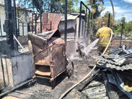 Kebakaran menghanguskan 6 rumah warga di pemukiman padat penduduk, Desa Pantee Rawa, Kecamatan Sukamakmur, Sibreh, Aceh Besar, Ahad (28/9/2025) pagi. (Foto: Dok. BPBD Aceh Besar)