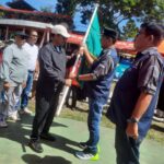 Ketua Umum PP IKA USK Amal Hasan mengukuhkan Ketua IKA USK Aceh Tengah Haili Yoga, Ahad (28/9) di Lapangan Musara Alun, Takengon, Aceh Tengah. (Foto: Ist)