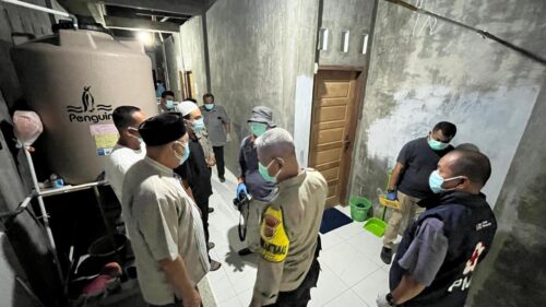 BG (62) warga Gampong Rukoh, Kecamatan Syiah Kuala, Banda Aceh, ditemukan meninggal oleh anak kandungnya MAM (24) di kamar tidur korban, Sabtu sore (27/9). (Foto: Dok. Polsek Syiah Kuala)