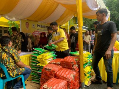Kegiatan pasar murah di Kantor DPD I Partai Golkar Aceh pada Senin (29/9). (Foto: Ist)
