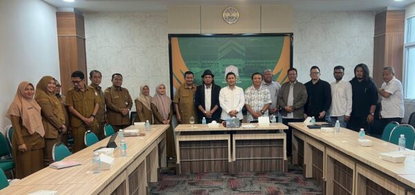 Pertemuan bertajuk “Investasi Industri Terkait Pengelolaan Limbah B3” dipimpin Plt. Asisten I Sekda Aceh Syakir, Senin pagi (29/9) di Ruang Potensi Daerah 2 lantai 3 Kantor Gubernur. (Foto: Ist)